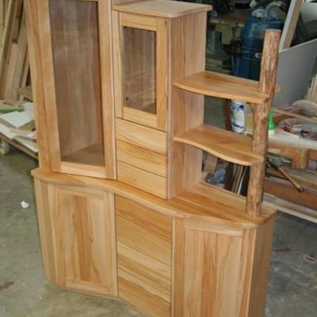 Vitrinenschrank in Buche massiv mit massivem Baumstamm