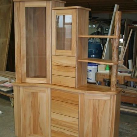 Vitrinenschrank in Buche massiv mit massivem Baumstamm