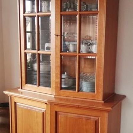 zweigeteilter Vitrinenschrank in Kirschbaum