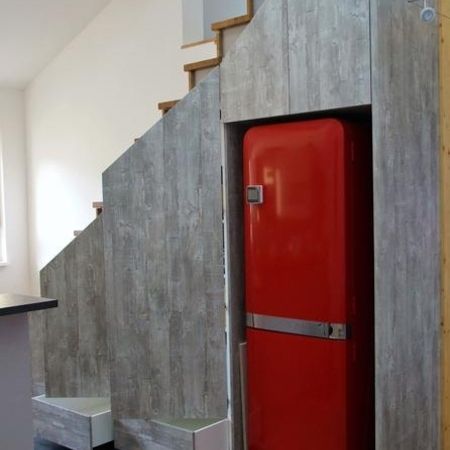 Treppe zur Galerie mit Schubladen und Schranktüren