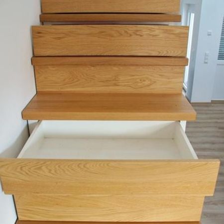 Treppe zur Galerie mit integrierten Schubladen