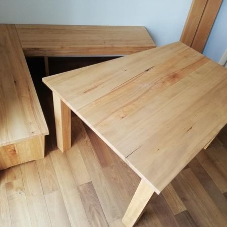 Eine an die Wandschräge angepasste Eckbankkombination