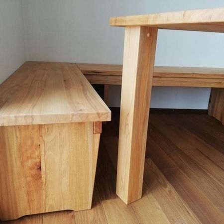 Eine an die Wandschräge angepasste Eckbankkombination