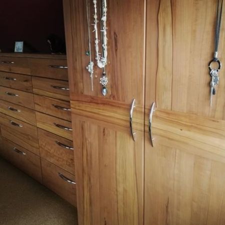 Kleiderschrank in Apfelholz massiv