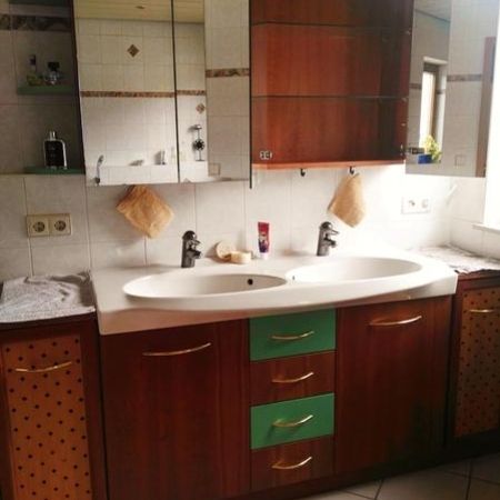 Badezimmermöbel mit Doppelspiegeltüren