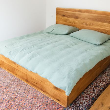 Massives Holzbett in Eiche