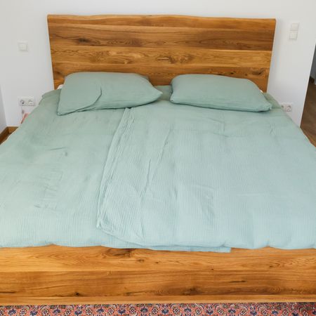 Massives Holzbett in Eiche