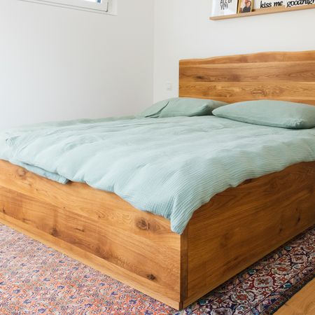 Massives Holzbett in Eiche