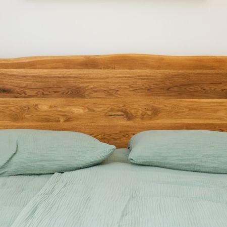 Massives Holzbett in Eiche