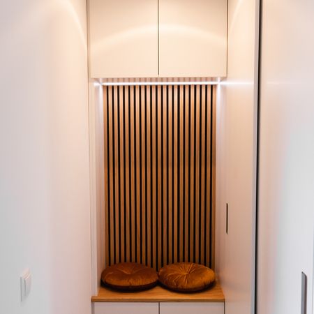 Moderne Garderobe mit verstecktem Platz