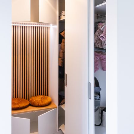 Moderne Garderobe mit verstecktem Platz