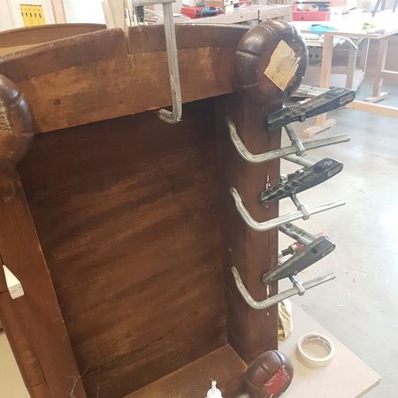 Reparatur eines Schreibtischs