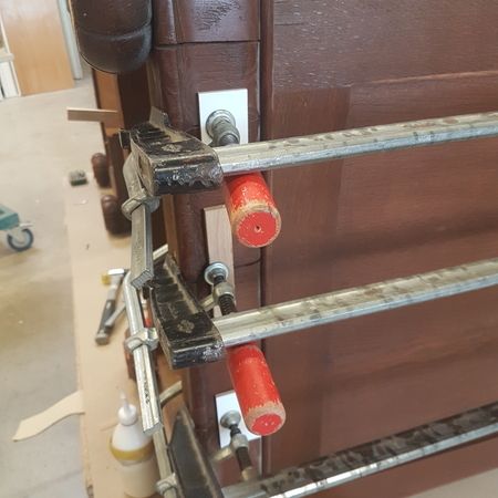 Reparatur eines Schreibtischs