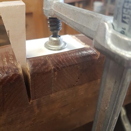 Reparatur eines Schreibtischs