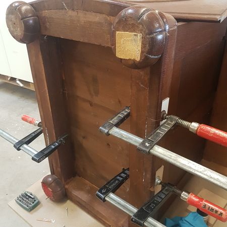 Reparatur eines Schreibtischs
