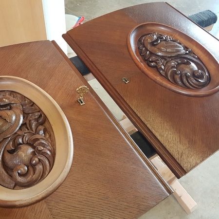 Veredelung der Ornamente eines Schreibtischs
